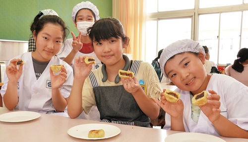 できあがったかんこ焼きを手にする児童