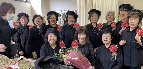 ラ・オカリーナＹのメンバー＝同団体提供