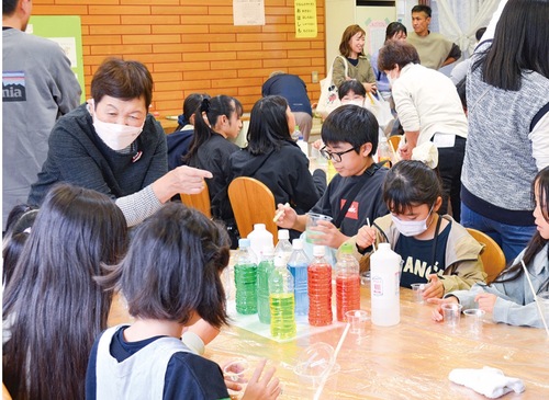 スライムづくりを楽しむ子どもたち