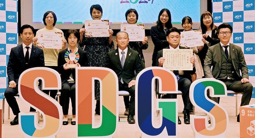 受賞した各団体の代表者ら