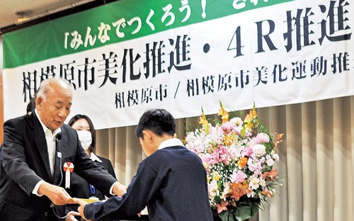 表彰状を手渡す市美化運動推進協議会の竹田会長（左）