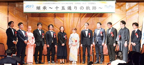 卒業を迎えた15人のメンバーたち