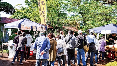 商品を求めて大行列も