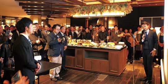 集まった関係者２２０人が開店を祝った