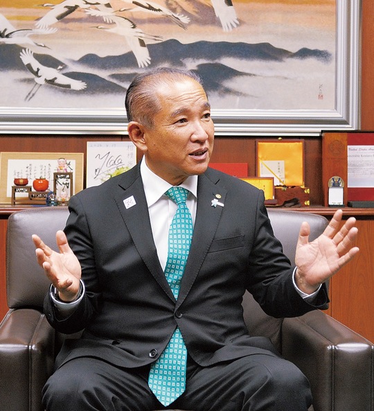 インタビューに答える本村市長
