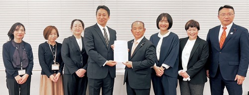 本村市長（中央右）に要望書を手渡す黒沢代表（中央左）＝さがみはら介護支援専門員の会提供