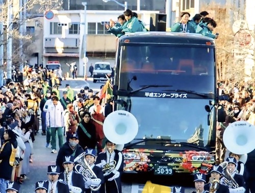 オープントップバスに乗り込んだチーム関係者らが沿道を埋め尽くした観衆の声援に応えた