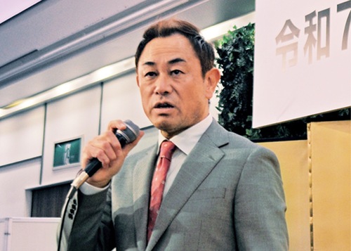 新年会の冒頭、挨拶に立つ赤間理事長