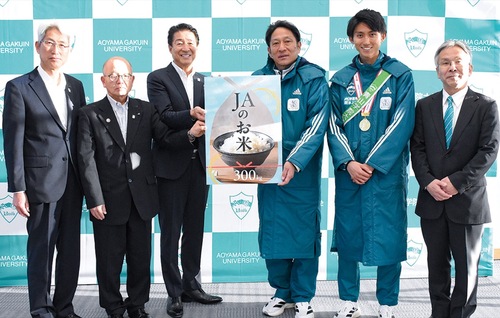 寄贈する落合組合長（左から３人目）と受け取る原監督（右から３人目）＝ＪＡ相模原市提供