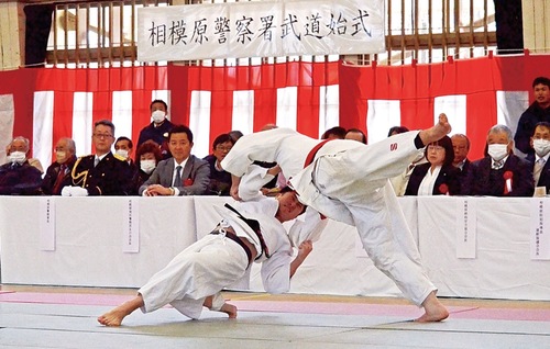 観客の前で演武を披露する署員たち