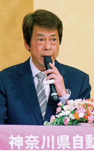 あいさつする岸野支部長