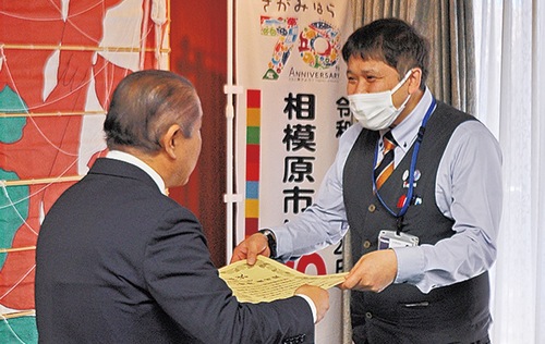 感謝状を受け取る豊田店長（右）