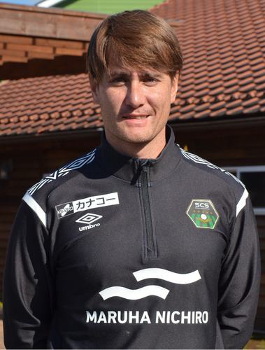 シュタルフ悠紀リヒャルト1984年８月４日生まれ。ドイツ出身。監督としてはYS横浜-長野-タイU20代表-ブリーラム・ユナイテッドU20を経て相模原へ