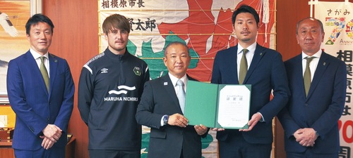 （左から）平野孝スポーツダイレクター、シュタルフ監督、本村市長、西谷社長、小西展臣取締役