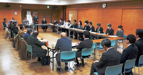 議論を交わす同連合会メンバーと市職員