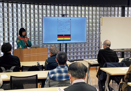 講演する正谷さんと参加者