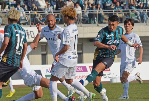 シュートを放つＦＷ加藤拓己選手（右から２番目）