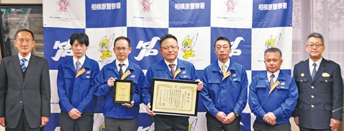 左から自動車安全運転センター片山真さん、佐藤貴光さん、山本憲司さん、センター長森島さん、小池勇介さん、内田正和さん、飯塚署長