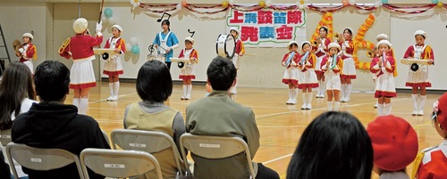 息の合った演奏を披露する隊員たち