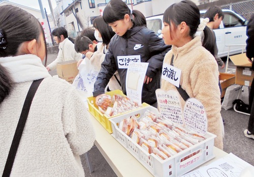 パウンドケーキを販売する児童