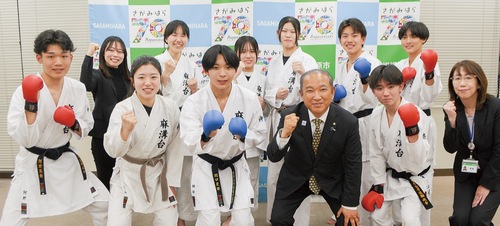 表敬訪問の様子。手前左から３人目が関口部長。右から３人目が本村市長