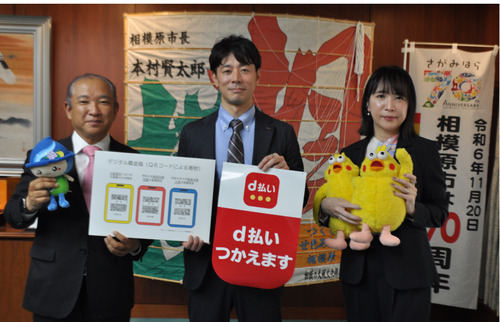 本村市長（左）、大井支店長（中央）、原田支店長（右）