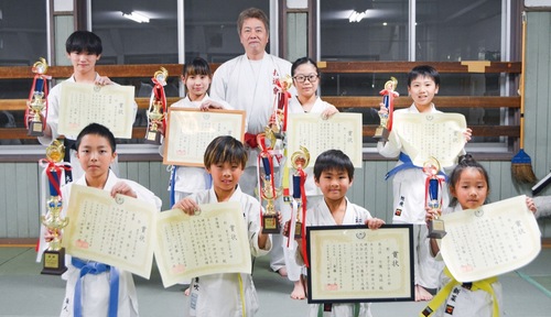 形で入賞した子どもたちと菊池さん＝３列目中央