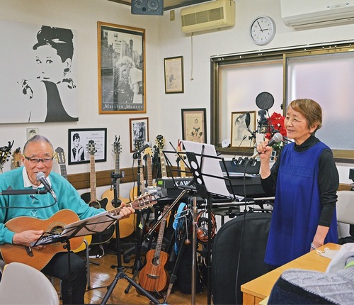 音楽デイサービス「メロディーズ」で歌を披露する中野さん（右）とＰＡＰＡＳ源太さん