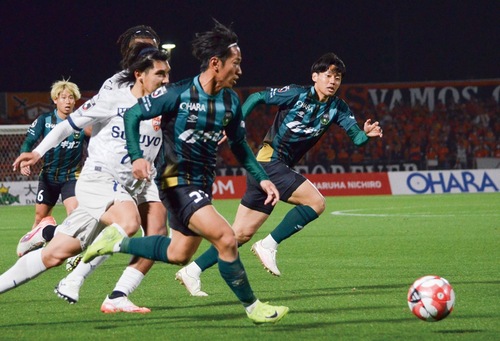 プロ初ゴールを決めたＭＦ竹内崇人選手（右）