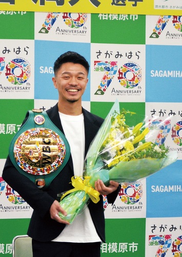 チャンピオンベルトをもって入場した中谷潤人選手