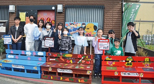 制作したベンチと子どもたち