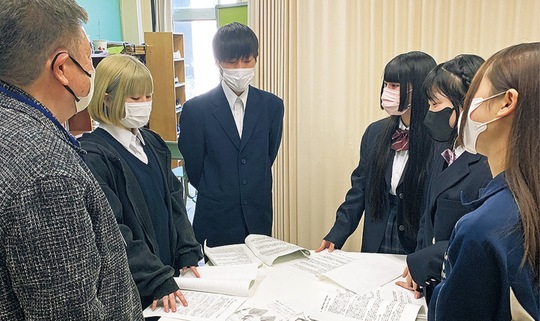 居場所開設へ向け話し合いを重ねる生徒と運営団体の代表となった元教員の石田さん(一番左）