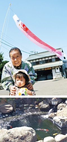 2人合わせて100歳の坪井結さん（手前）と坪井タカさん（写真上）、同社敷地内の池でも鯉が泳いでいる（同下）