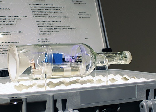 出品作品『I was a weapon.』（サウンドアート／音声3分30秒／ワインボトル、アクリル板、PETG、電子部品、ロッシェル塩、アルミホイル、銅etc）＝本人提供