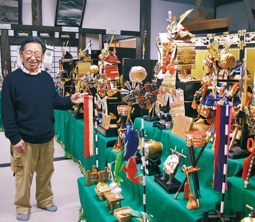 五月人形について解説する館長の田所さん