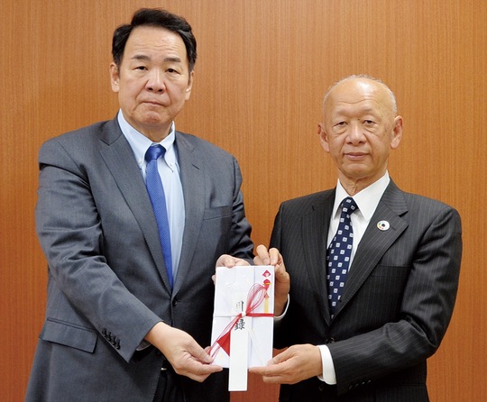 石井副市長に目録を手渡す唐橋会長（左）