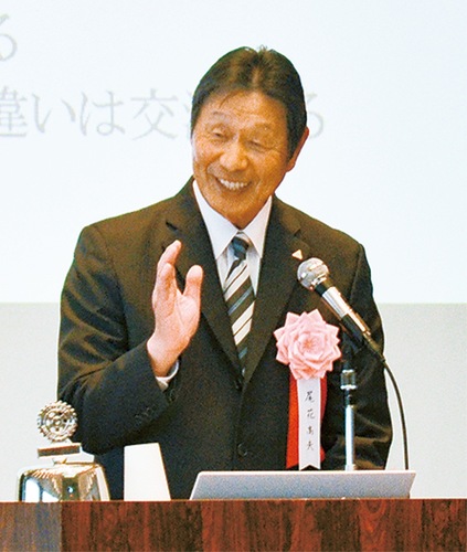 笑い話を交え講演した尾花氏