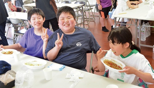 カレーを食べる陽光台地区の子どもたち