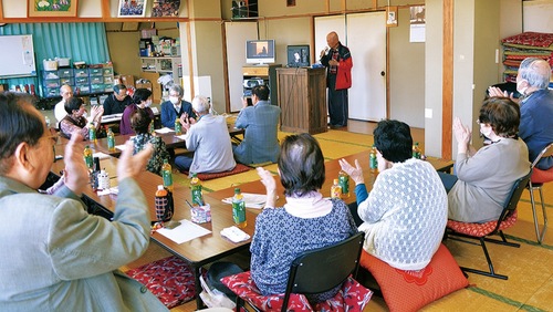 カラオケを楽しむ参加者たち