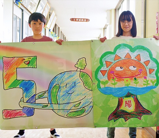 ６年生（右）と５年生（左）の児童