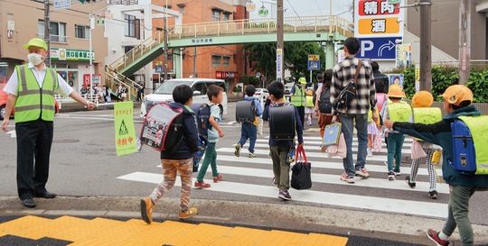 見守りを受けながら個別で学校へ向かう児童