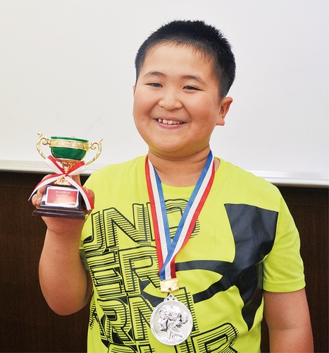 トロフィーを手に笑顔の美濃部さん