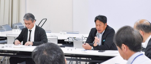 キャリア教育の推進について話す藤田教授（左）と原晋教授