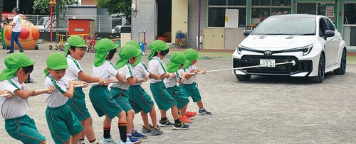 車両を引っ張る園児