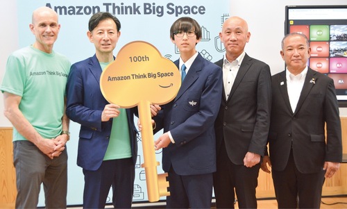 ＡＷＳジャパン白幡社長（左から２番目）からレプリカキーを受け取る弥栄中学校３年生の戸来さん（左から３番目）