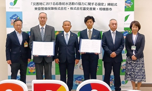 締結式に出席した本村市長、大久保代表取締役、近藤部長ら