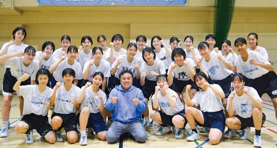 部員と鶴田明浩教諭（前列中央）