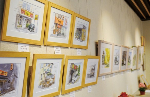 スケッチや水彩画が並ぶ