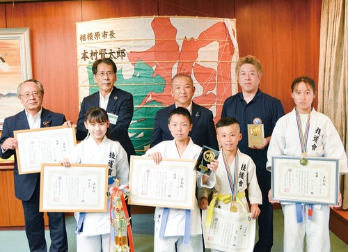 選手と菊池代表理事（後列右）、本村市長（後列中央）ら