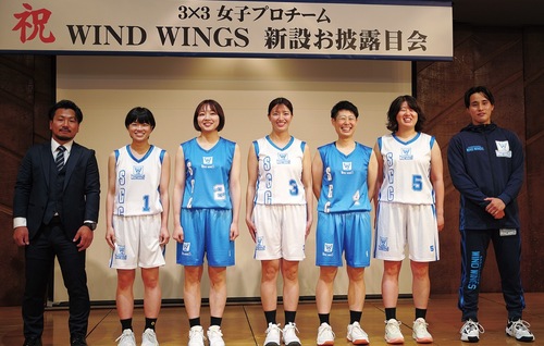 登壇した選手たちと槻舘代表（左）